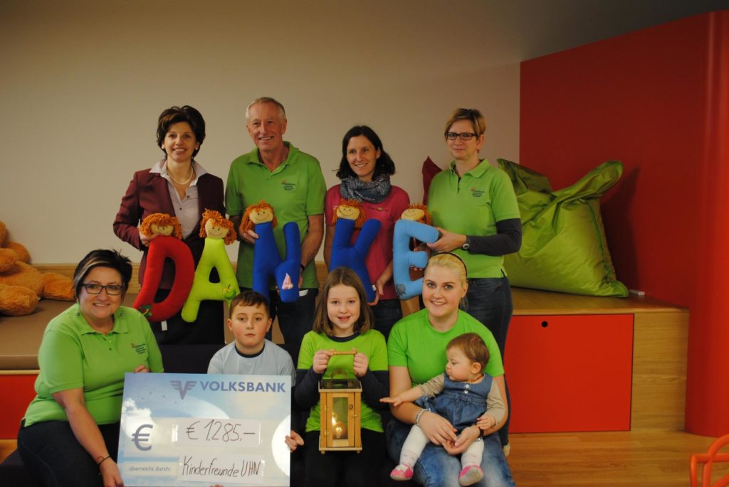 vorne v.l.n.r.: Manuela Teufl, Lukas und Stefanie Papacek, Bianca Hochhuber mit Leila hinten v.l.n.r.: Veronika Karner, Reinhard Punz, Isabella Leichtfried, Sylvia Huebmer