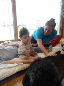 Pädagogin Sabine mit Ryan beim Streicheln des Therapiehundes
