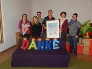 Mitglieder der THEatergruppe WOlfsbach überbringen uns die großartige Spendensumme!