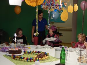 Pädagogin Marina Zelch gratuliert Anna zum Geburtstag