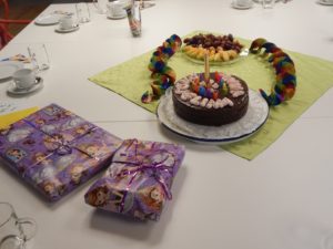 Torte und Geburtstagsgeschenke
