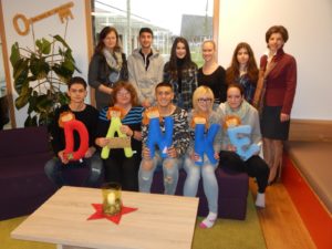 SchülerInnen der benachbarten HAK/HAS Amstetten kamen mit Dir. Mag. Brigitte Bartmann und Lehrerin OStR Mag. Sylvana Obereigner vorbei und übergaben 400 Euro an die Malteser Kinderhilfe.