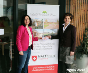 Ingrid Auer übergibt die Spende an Haus- und Pflegedienstleiterin Veronika Karner