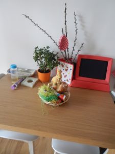 Jetzt hat jedes Kind einen österlich dekorierten Tisch im Zimmer.