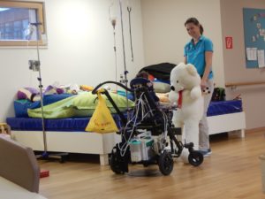 Es gibt nicht nur Süßigkeiten, sondern auch neues Spielzeug, gerade auch für die Kinder, die über Sonden ernährt werden und daher nichts naschen können.